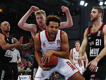 Elias Harris (mit Ball) macht unter dem Korb mit seiner Athletik und viel Kampfgeist auf sich aufmerksam. Hier behauptet er den Ball gegen drei W&uuml;rzburger.  Foto: L&ouml;b