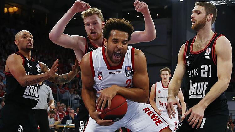 Elias Harris (mit Ball) macht unter dem Korb mit seiner Athletik und viel Kampfgeist auf sich aufmerksam. Hier behauptet er den Ball gegen drei W&uuml;rzburger.  Foto: L&ouml;b