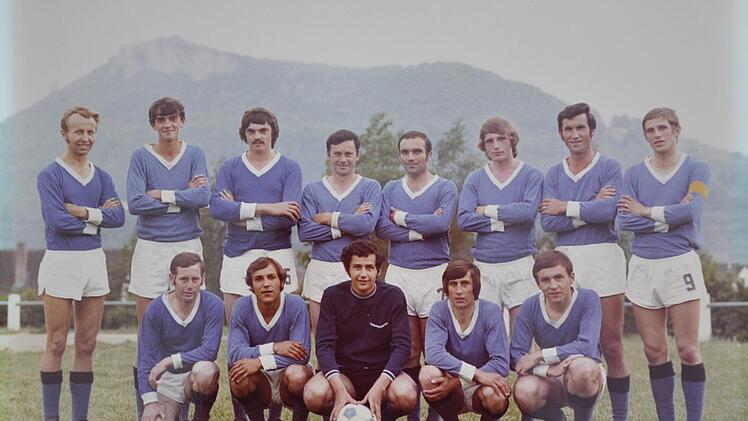 Die TSV-Meisterelf, die 1971 in die damalige A-Klasse aufstieg. Mit Spielertrainer und Kapitän Friedl Petersik (rechts) und Robert Finze (2 v.l), sowie Quetschen-Musiker Rudi Fischer (4.v.l. - alle stehend)