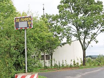 Seit vergangener Woche steht die Geschwindigkeitsmessanlage der Stadt vor dem Heubacher Friedhof. Foto: Ralf Kestel