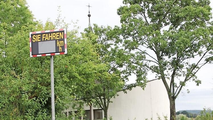 Seit vergangener Woche steht die Geschwindigkeitsmessanlage der Stadt vor dem Heubacher Friedhof. Foto: Ralf Kestel