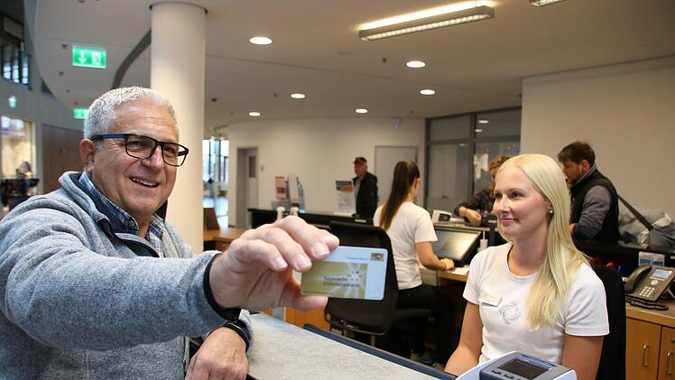 Feuerwehrmann Hermann Schmiedel durfte gestern mit der Ehrenamtskarte kostenlos in der Kisssalis-Therma baden. Foto: Ralf Ruppert