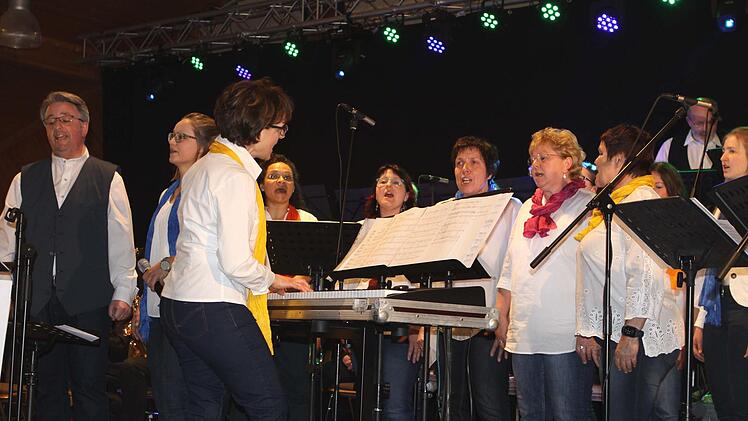 Der Gospelchor Kronach war zum zweiten Mal in Neufang zu Gast und hatte wieder die FGW Big-Band mitgebracht. Foto: Michael Wunder