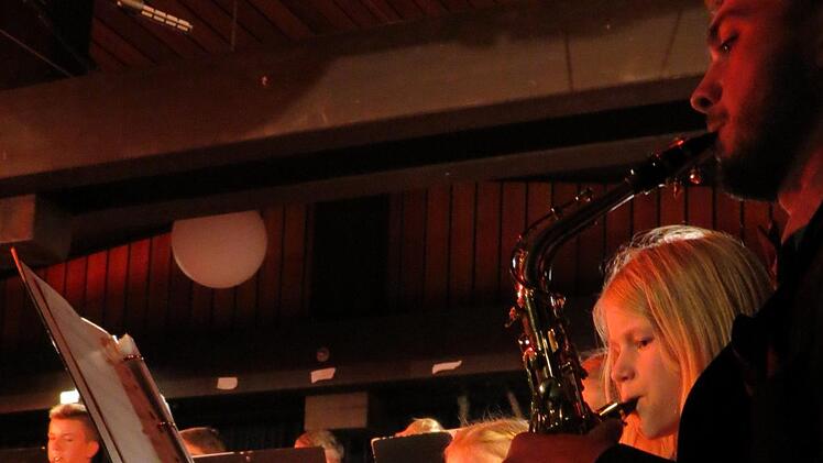 Satter Big-Band-Sound mit der Oberstufenbigband  Foto: Doris Bauer
