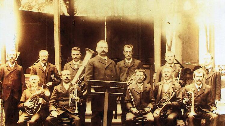 Die Blaskapelle Aschach 1902 - damals nur Männer - als Kurmusiker in Bad Bocklet.  Fotos: Archiv/Blaskapelle Aschach
