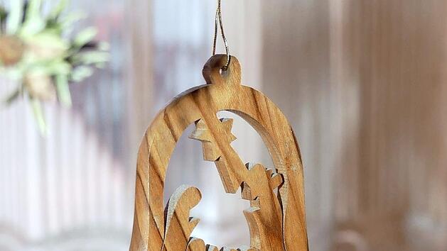 Der Verkauf von Olivenholzkunst brachte 400 Euro. Foto: Welker