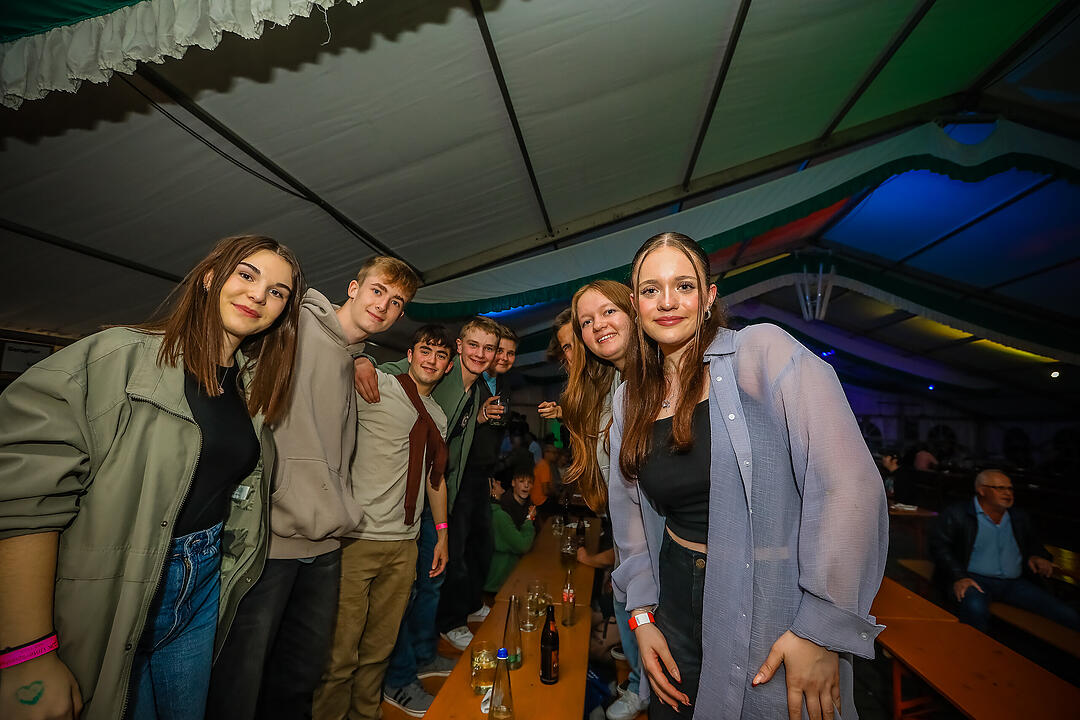 Samstagsparty im Festzelt!