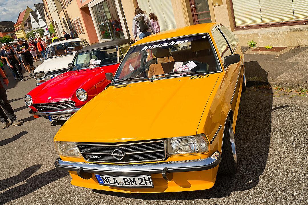 Historische Automobile und Motorräder