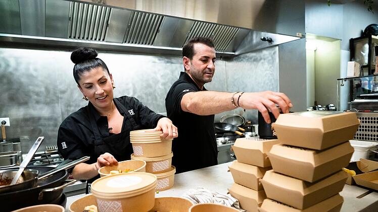 In der kleinen K&uuml;che ist kaum Platz f&uuml;r zwei. Da wird auch mal geschubst, geschoben - und ordentlich getrickst.