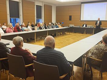 Landrat Mario G&ouml;tz (Bildmitte stehend) beim Neub&uuml;rgerstammtisch im Gro&szlig;en Sitzungssaal des Landratsamtes.Anita Schmitt