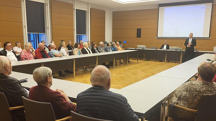 Landrat Mario G&ouml;tz (Bildmitte stehend) beim Neub&uuml;rgerstammtisch im Gro&szlig;en Sitzungssaal des Landratsamtes.Anita Schmitt