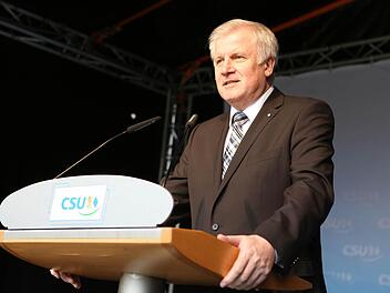 Horst Seehofer am Freitag bei seinem Besuch in Tetzendorf im Steigerwald . Foto: Barbara Herbst