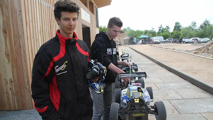 Christopher Schellein (17, vorne) und Sebastian Winterstein (16) sind total begeistert von der neuen Strecke, die beiden haben auch an der Ausarbeitung mitgewirkt. Foto: Sonja Adam
