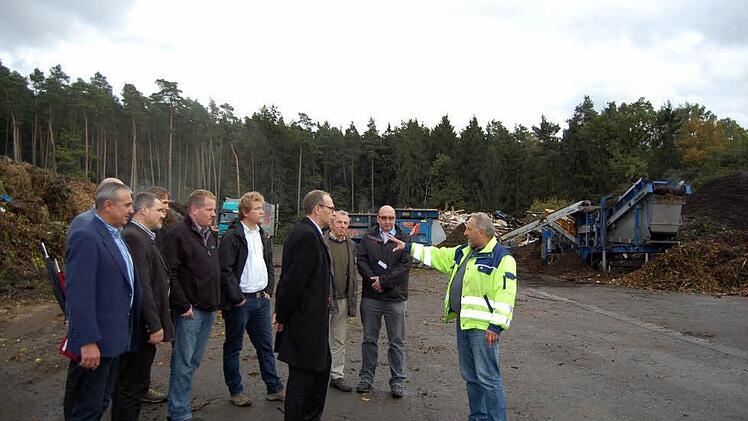 Der Ausschuss machte sich ein Bild von der erweiterten Kompostieranlage der Firma Panzer an der Krappenroter Straße. Firmenchef Rudolf Panzer (rechts) erläuterte die Anlage. Foto: Andreas Welz