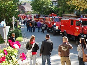 Die gesperrte Ortsdurchfahrt wird zum Abstellplatz für Oldtimer. Fotos: Feuerwehr