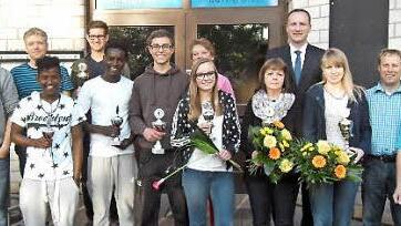Gute Leistungen zeigten zahlreiche Teilnehmer der Eltmanner Kegel-Stadtmeisterschaft, sodass sie von den Abteilungsleitern Markus Scheuring und Ronda Flemming (rechts) auf das Training der Kegelabteilung am Mittwoch um 17 Uhr hingewiesen wurden. Fotos: Sabine Weinbeer
