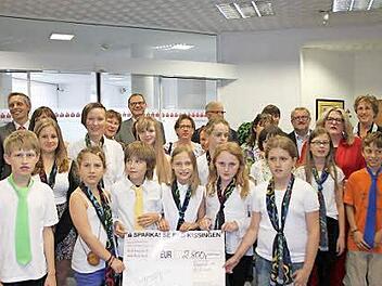 Die jungen Sänger des Kinder- und Jugendchores der Liedertafel nahmen stellvertretend für alle Spendenempfänger den Scheck über 2800 Euro entgegen. Foto: Heike Beudert