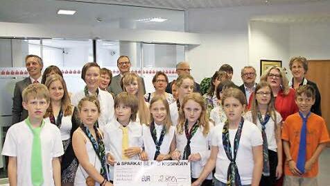 Die jungen Sänger des Kinder- und Jugendchores der Liedertafel nahmen stellvertretend für alle Spendenempfänger den Scheck über 2800 Euro entgegen. Foto: Heike Beudert