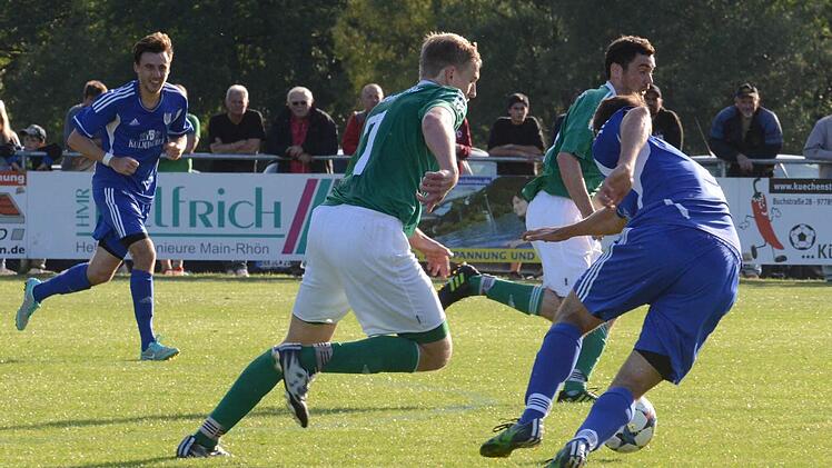 Szene aus dem Eröffnungsspiel zwischen dem SV Riedenberg (grünes Trikot) und dem TSV Münnerstadt (3:1). Foto: Sebastian Schmitt