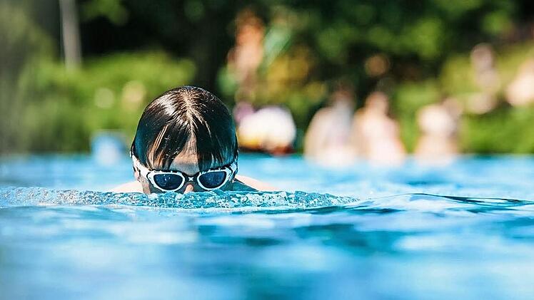 Bis zur Nase ins Wasser: So ließen sich die heißesten Tage des Sommers 2015 am besten aushalten. Die Freibäder haben gute Geschäfte gemacht. Foto: Archiv/Hendrik Steffens