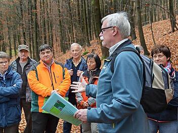 Forstbetriebsleiter Wolfram Zeller (rechts) erklärte bei einer Führung durch den Stangenrother Wald, wie der Naturschutz bei der Bewirtschaftung des Staatsforstes eingehalten wird. Fotos: Kathrin Kupka-Hahn