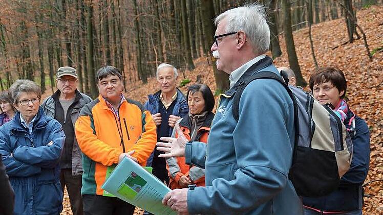 Forstbetriebsleiter Wolfram Zeller (rechts) erklärte bei einer Führung durch den Stangenrother Wald, wie der Naturschutz bei der Bewirtschaftung des Staatsforstes eingehalten wird. Fotos: Kathrin Kupka-Hahn