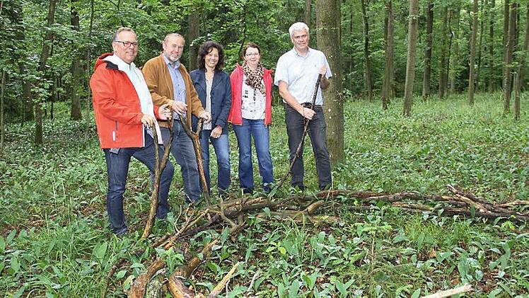 Stellten gestern das Waldstück vor, in dem es ab September eine neue Waldkindergartengruppe geben wird (von links): Pfarrgemeinderat Harald Klier, Kindergartenbeauftragter Theo Lunkenbein, Kindertagesstätten-Leiterin Ulrike Zenk, die Geschäftsleiterin der Gemeinde Ebensfeld, Katrin Lienert, und Bürgermeister Bernhard Storath.  Foto: Gerda Völk