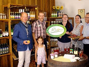 Ein Regional-Regal der Dachmarke Rhön steht jetzt auch beim Potatis-Hof in Elfershausen. Die Auszeichnung nahmen Bürgermeister Karlheinz Kickuth, Hofbesitzer Christian Reusch, Projektmanagerin Stephanie Müller von der Dachmarke Rhön, Claudia Reusch und Vize-Landrat Emil Müller (von links) vor. Foto: Winfried Ehling