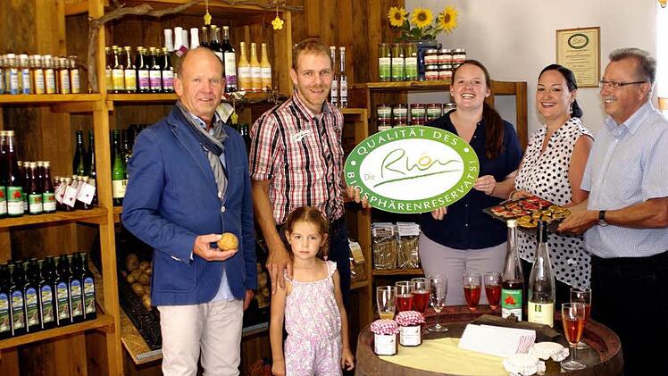 Ein Regional-Regal der Dachmarke Rhön steht jetzt auch beim Potatis-Hof in Elfershausen. Die Auszeichnung nahmen Bürgermeister Karlheinz Kickuth, Hofbesitzer Christian Reusch, Projektmanagerin Stephanie Müller von der Dachmarke Rhön, Claudia Reusch und Vize-Landrat Emil Müller (von links) vor. Foto: Winfried Ehling