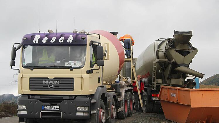 Die Betonmischer stehen Schlange: 140 Mischladungen voller Beton brauchte es für die Brücke. Foto: Sonny Adam
