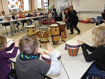 Ingrid und Richard Voss animieren die Erstklässler zum Mittrommeln. Foto: Mathias Erlwein