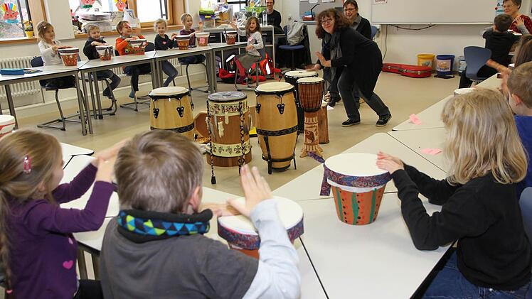 Ingrid und Richard Voss animieren die Erstklässler zum Mittrommeln. Foto: Mathias Erlwein