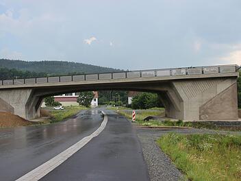 Die Brücke über die Ortsverbindungsstraße von Zeyern nach Roßlach steht bereits - ihr Anschluss jedoch fehlt. Foto: Andreas Schmitt