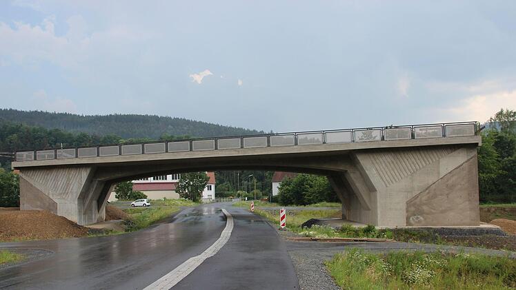 Die Brücke über die Ortsverbindungsstraße von Zeyern nach Roßlach steht bereits - ihr Anschluss jedoch fehlt. Foto: Andreas Schmitt