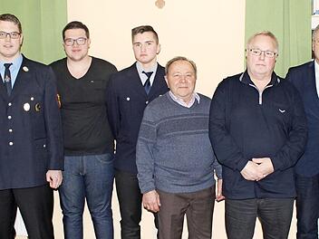Bei den Ehrungen (von links) stellvertretender Kommandant Sascha Schneiderbanger, Kommandant Thomas Neuberger, Neumitglieder Luca Damke und Jannik Hennemann, Georg Schmelzer (60 Jahre), Altkommandant Michael Batz (40 Jahre), Bürgermeister Volker Dittrich, Vorstand Rudolf Förner  Foto: privat