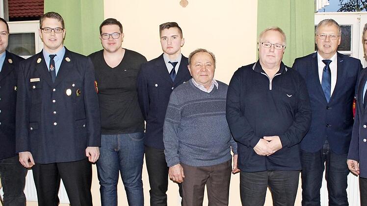 Bei den Ehrungen (von links) stellvertretender Kommandant Sascha Schneiderbanger, Kommandant Thomas Neuberger, Neumitglieder Luca Damke und Jannik Hennemann, Georg Schmelzer (60 Jahre), Altkommandant Michael Batz (40 Jahre), Bürgermeister Volker Dittrich, Vorstand Rudolf Förner  Foto: privat
