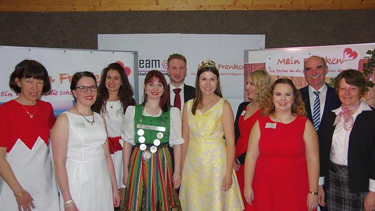 StDin Uschi Delißen (von links), Svenja Schmitt, Lisa Jonas, Bierprinzessin Kerstin Friedrich, Tobias Pekarek, Weinkönigin Carolin Meyer, Larissa Bauer, Ina Benkert, Weinbaupräsident Artur Steinmann und OStDin Karin Maywald freuen sich über eine gelungene Veranstaltung. Foto: Klaus Werner