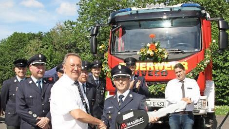 Bürgermeister Udo Siegel übergab symbolisch den Fahrzeugschlüssel für das neue LF 10 an Kommandant Jens Zetzmann. Foto: Michael Stelzner