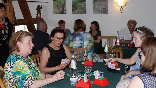 Kerstin Drebinger (Zweite von links), hier beim Spiel mit ihren Partnerinnen, bekam viel Lob für die Organisation des Turniers. Foto: Günther Geiling
