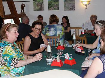 Kerstin Drebinger (Zweite von links), hier beim Spiel mit ihren Partnerinnen, bekam viel Lob für die Organisation des Turniers. Foto: Günther Geiling
