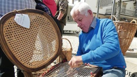 Rudolf Rippstein (Foto) ist zusammen mit seinem Sohn Stefan der letzte im Ort, der die Flechterei von Körben und anderen Sachen im Haupterwerb betreibt.