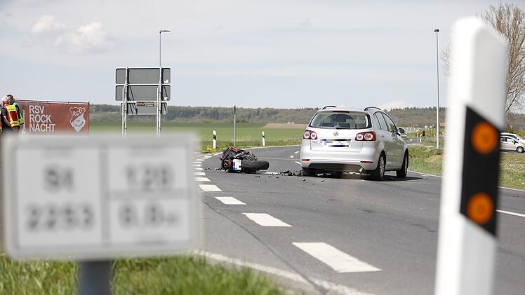 Tödlicher Unfall am Ostersonntag: 83-jähriger Autofahrer übersieht Motorrad