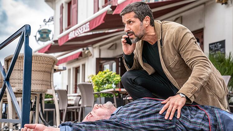 Eigentlich wollte Dupin (Pasquale Aleardi, rechts) nur einen Kaffee trinken, doch dann stürzt Pierre Chaboseau (Stefan Morawietz) von seinem Balkon.