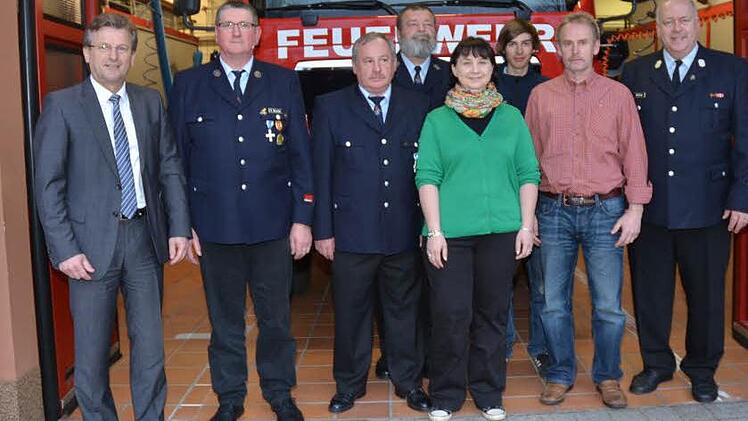 Die neue Vorstandschaft der FF Stockheim ist komplett. Von links, Bürgermeister Rainer Detsch, 1. Vorsitzender Georg Wunder, 2. Vorsitzender Detlef Heublein, Peter Schindhelm (ausgeschiedener 1.Vorsitzender), Ute Paschky (Schriftführerin), Felix Schwabe (Schriftführer Stellvertreter), Ottomar Wachter (Kassier) und 1. Kommandant Michael Müller. Foto: K.-H. Hofmann