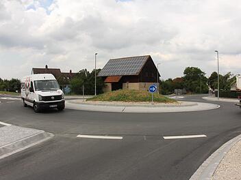 Auf der Straße von Kauernhofen kommend geht der Blick auf den neuen Kreisverkehr Richtung Eggolsheim Foto: Judith Rziha