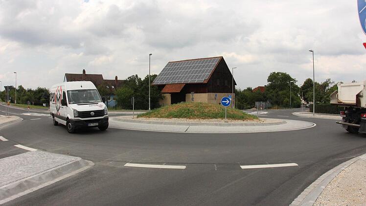 Auf der Straße von Kauernhofen kommend geht der Blick auf den neuen Kreisverkehr Richtung Eggolsheim Foto: Judith Rziha