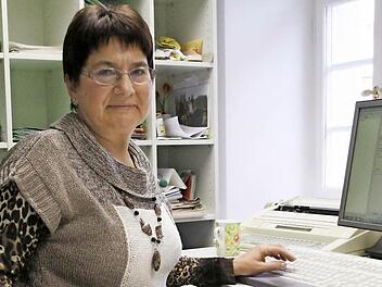 Die Verwaltungsangestellte Edeltraud Rösch, die seit 31 Jahren am Amtsgericht in Forchheim arbeitet, hat in der Schule noch Steno gelernt.   Foto: Josef Hofbauer