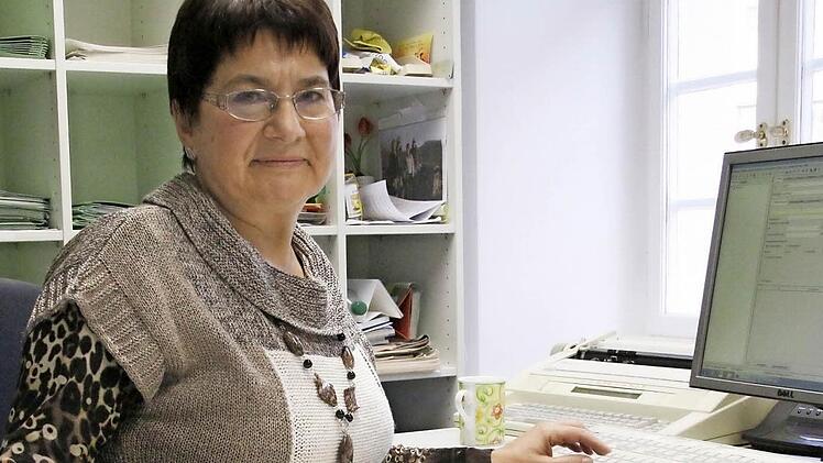 Die Verwaltungsangestellte Edeltraud Rösch, die seit 31 Jahren am Amtsgericht in Forchheim arbeitet, hat in der Schule noch Steno gelernt.   Foto: Josef Hofbauer