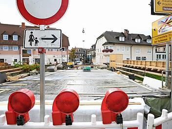 Noch gibt es für Autofahrer auf der Ebensfelder Hauptstraße kein Durchkommen. Im November soll der Verkehr wieder fließen,  Fotos: Hendrik Steffens