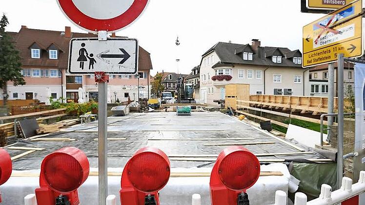 Noch gibt es für Autofahrer auf der Ebensfelder Hauptstraße kein Durchkommen. Im November soll der Verkehr wieder fließen,  Fotos: Hendrik Steffens